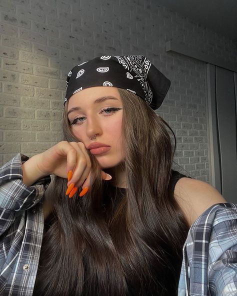 Birthday Room, Bandana Girl, 90s Inspired Outfits, Army Girlfriend Pictures, Girlfriend Pictures, Color Combinations For Clothes, Army Girlfriend, Aesthetic Photography Grunge, Bandana Print