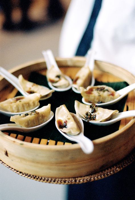 Classy Wedding Food Ideas, Sushi Passed Appetizers, Chinese Food At Wedding, Wedding Dumplings, Orderves Wedding, Wedding Food Asian, Unique Wedding Food Stations, Asian Canapes, Japanese Wedding Food