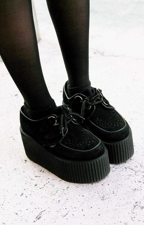 creepers shoes. I still don't know how I feel about these but they're growing on me... I kinda want a pair lol Underground Creepers, Black Creepers, Platform Creepers, Look Grunge, Goth Shoes, Creepers Shoes, Gothic Shoes, Mode Inspo, Pretty Shoes