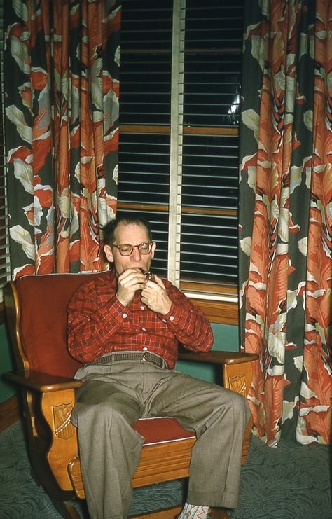 Kodachrome 1950s wow those drapes! 1950s Kodachrome, Kodachrome Photos, A Pug, Man Bun, Color Film, Old Photographs, A Wolf, Vintage Color, Vintage Magazine