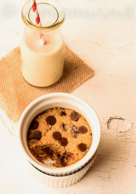 One Minute Eggless Chocolate Chip Cookie in a Cup Banana Mug Cake, Vegan Mug Cakes, Eggless Chocolate Chip Cookies, Vanilla Mug Cakes, Protein Baking, Protein Oatmeal, Eggless Desserts, Single Serve Desserts, Baked Oatmeal Recipes