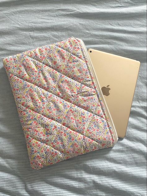 Sewing Ipad Cover, Floral Laptop Sleeve, Sewn Laptop Case, Laptop Case Quilted, Sew Laptop Case, Quilt Laptop Sleeve, Sew Ipad Case, Sewing Laptop Sleeve, Ipad Case Sewing Pattern