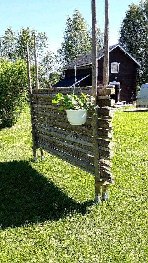 28 Cheap DIY Garden Privacy Screen Ideas To Keep Neighbors From Snooping - 218 Garden Privacy Screen, Garden Privacy, Garden Yard Ideas, Backyard Fences, Wooden Fence, Front Yard Landscaping Design, Rustic Gardens, Raised Beds, Diy Backyard