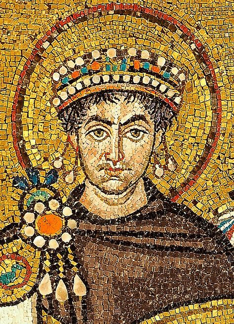 Justiniano I, emperador del imperio bizantino. Mosaico Justiniano y su séquito perteneciente a la Iglesia de San Vital en Rávena. Imperiul Roman, Byzantine Architecture, Mosaic Portrait, Byzantine Mosaic, Eastern Roman, Rome Antique, Roman Mosaic, Empire Romain, Byzantine Empire