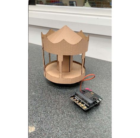 How to Make a Carousel with the Simple Servos Starter Pack for BBC mic – Kitronik Ltd Cardboard Ferris Wheel, Carousel Diy, Diy Carousel, Cricut Projects Christmas, Science Projects For Kids, Diy Hat, Starter Pack, Science Projects, Blue House