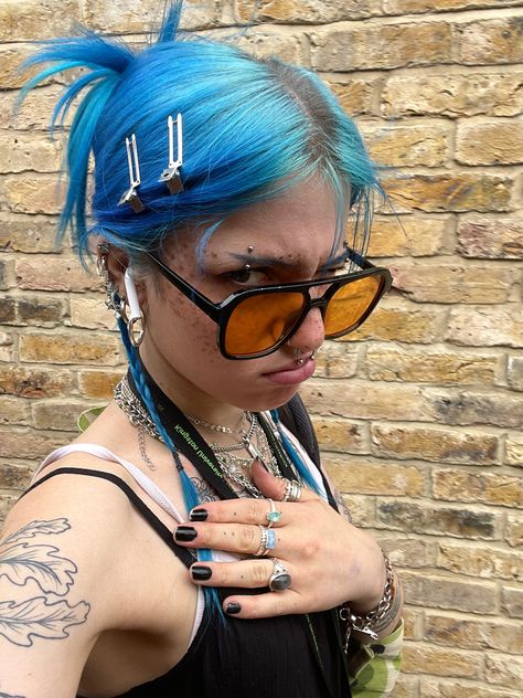 Quirky Hairstyles Medium, 2023 Dyed Hair, Hair With Rings, Teased Hairstyles, Short Blue Bob, Edgy Hair Styles, Alternative Hair Styles, Y2k Hairstyles For Short Hair, Cyberpunk Hair