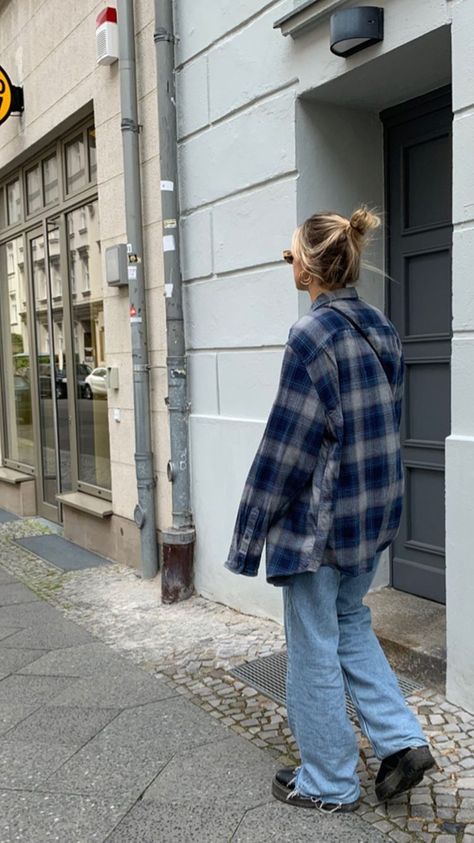 Oversized Plaid Shirt Outfit Street Style, Oversize Plaid Shirt Outfit, Oversized Plaid Shirt Outfit, Oversized Flannel Outfits, Plaid Shirt Outfit, Hippie Chic Outfits, Oversized Shirt Outfit, Flannel Outfits, Check Shirts