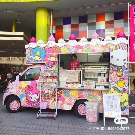 Hello Kitty Food Truck, Treats And Sweets, Themed Treats, Hello Kitty Videos, Food Truck Business, Food Truck Design, Food Stands, Ice Cream Truck, Hello Kitty Items