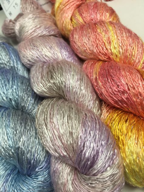 Spinning Yarn Fiber, Yarn Color Combinations, Loom Crochet, Hedgehog Fibres, Art Yarn Handspun, Crochet Supplies, Spinning Yarn, Crochet World, Knitted Wit