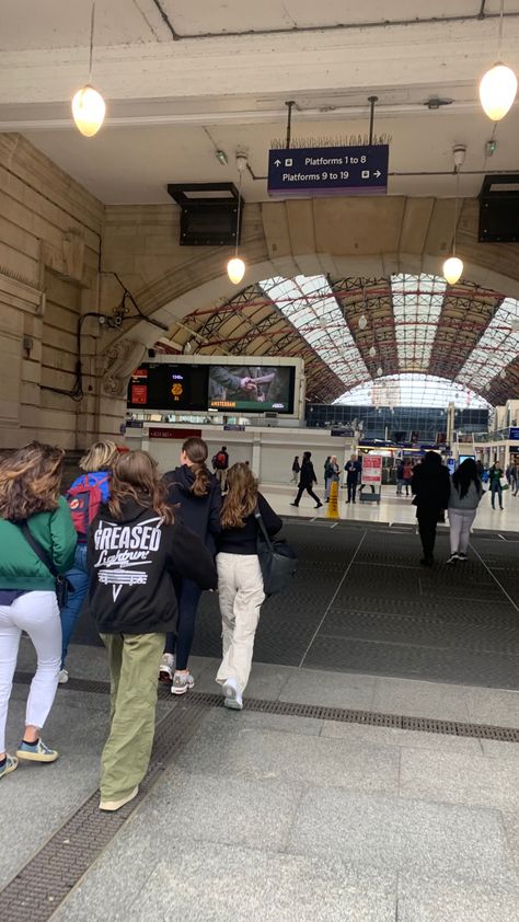 Shopping Trip Aesthetic, Paris School Trip, Star Girl Fashion, Dc School Trip, School Trip Aesthetic, Travelling Paris, Paris Core, School Trip Outfit, Paris School