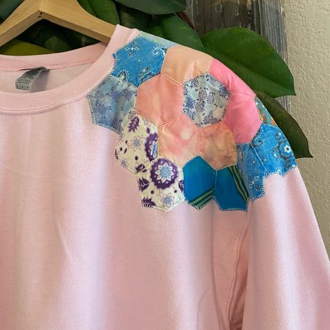 Super Cozy Quilted Sweatshirt Made From A Vintage Quilt. New Without Tags. Sweatshirt And Flannel Upcycle, Quilt Tapestry Wall Hangings, Quilt Applique Sweatshirt, Quilt Sweatshirt, Sewing Jacket, Upcycled Wardrobe, Reworked Flannel, Quilt Coats, Sweatshirt Makeover