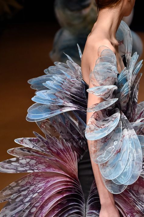 SuzyCouture: Iris Van Herpen Brings Beauty From An Underwater World | Vogue Italia Iris Van Herpen Sensory Seas, Advanced Higher Art, Peter White, White Iris, Iris Van Herpen, Couture Details, Fantasy Aesthetic, Deep Water, Underwater World