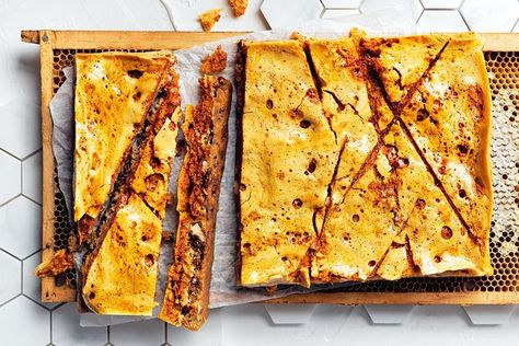 Americans are all about the cookie bar. We’ve taken this up a level by adding honeycomb. Honeycomb Recipe, Honey Dessert, Coconut Tart, Impressive Desserts, Malted Milk, Cookie Bar Recipes, Honey And Cinnamon, Tea Cakes, Sweet Cakes