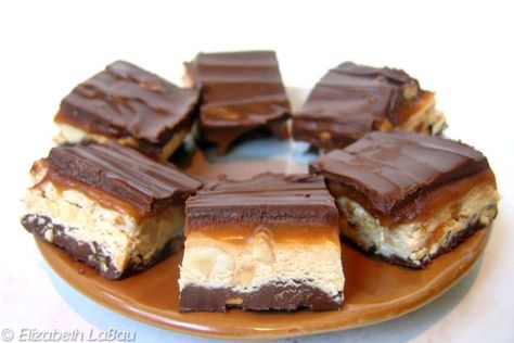 Snickers Fudge has all the elements of the classic candy bar, with plenty of chocolate, peanut, and caramel flavor. Candy Bar Fudge, Snickers Fudge, Holiday Bakes, Christmas Trays, Bake Sale Treats, Snickers Candy Bar, Snickers Candy, Fudge Flavors, Bake Ideas