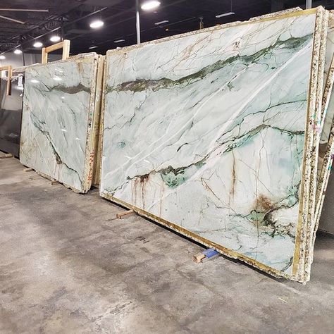 Quartz Kitchen Countertops Colors, Quartzite Countertops Colors, Countertop Colors, Marble Countertops Kitchen, Quartz Kitchen Countertops, Wall Decor Kitchen, Countertop Colours, Beach House Kitchens, Quartzite Countertops