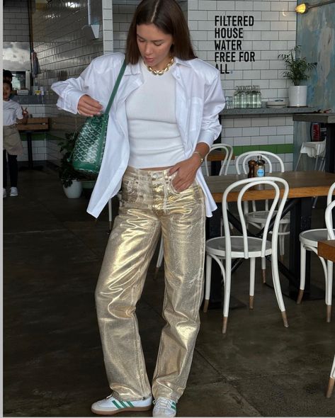 Gold Pants Street Style, Golden Jeans Outfit, Gold Metallic Jeans Outfit, Gold Pants Outfit Casual, Foil Pants Outfit, Gold Metallic Pants Outfit, Golden Pants Outfit, Gold Trousers Outfit, Gold Jeans Outfit