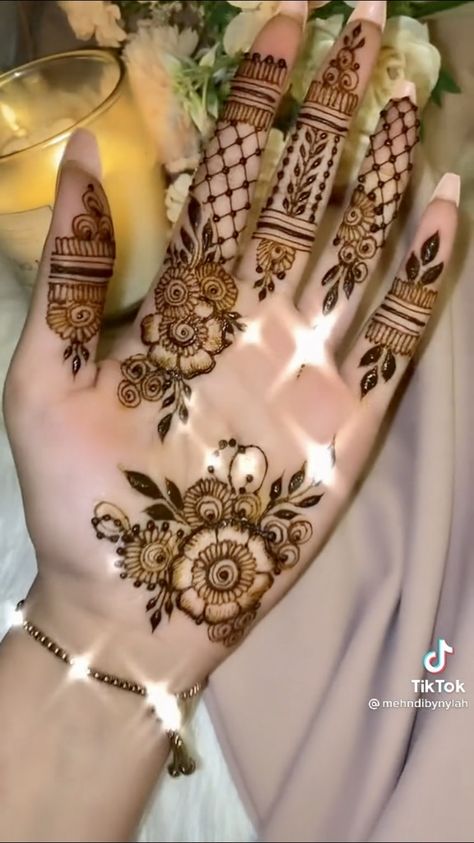 Mehendi Design Bridal Mehndi, Aesthetic Trousers, Nail Unique, Lehenga Simple, Aesthetic Mehndi, Design Lehenga, Tattoo Designs Henna, Design Mehendi, Beautiful Mehndi Designs