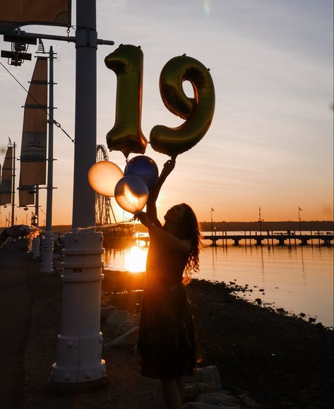 birthday number balloons at sunset #aesthetic #photography Number Balloon Birthday Pictures, Balloon Birthday Pictures, 19 Aesthetic Number, Sunset Birthday Photoshoot, Birthday Pics With Balloons, 19 Years Birthday, 19 Birthday Aesthetic, Number Balloons Photoshoot, Birthday Number Balloons