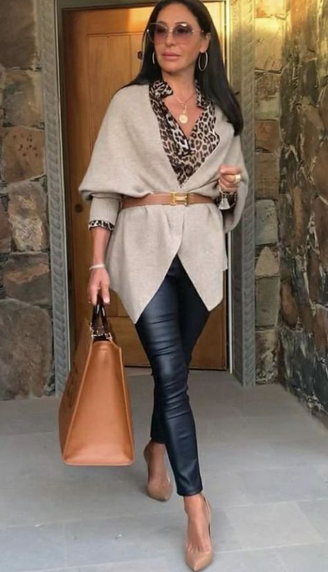 Shawl Outfits Summer, Pant Outfits For Women Dressy Night Out, Mob Wives Outfits, Leo Style, Slacks Outfit, Mode Tips, Womens Coats, Mob Wives, Fashion Petite