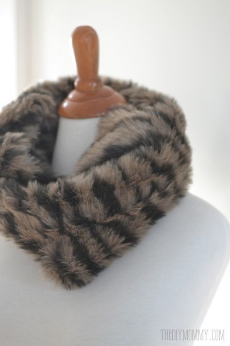 Make an Easy DIY Faux Fur Cowl Scarf | The DIY Mommy Fake Fur Crafts, Fur Projects, Diy Cowl, Diy Faux Fur, Scarf Sewing, Serger Projects, Sewing Scarves, Faux Fur Accessories, Diy Mommy