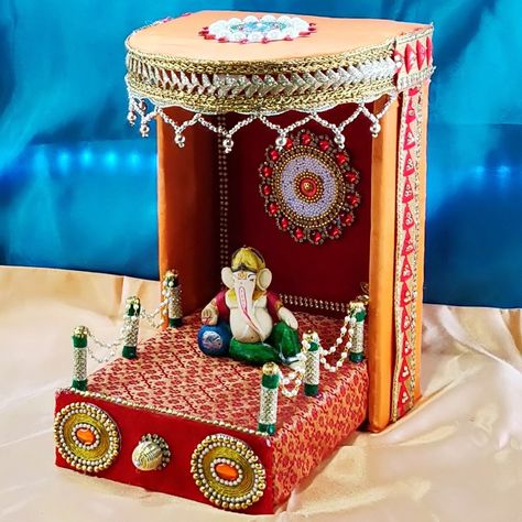 Laganiyu Decoration, Ganpati Decoration Theme, Mandir Decoration, Thali Decoration Ideas, Ganpati Decoration At Home, Janmashtami Decoration, Ganapati Decoration, Diwali Decoration Items, Decoration For Ganpati