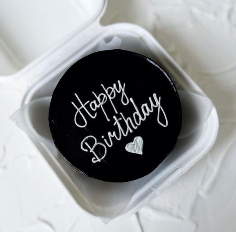 Black Bento Cake, Jungkook Cake Ideas, Black Bday Cake, Simple Birthday Cake For Men, Black And White Birthday Cake, Cake Design For Men, Small Birthday Cakes, Cake For Boyfriend, Gold Birthday Cake