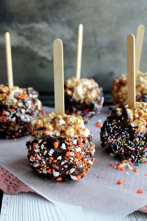 Chocolate Covered Caramel Popcorn Balls Pretzel Caramel Chocolate, Pretzel Caramel, Halloween Popcorn Balls, Caramel Popcorn Balls, Popcorn Ball, Homemade Caramel Popcorn, Popcorn Balls Recipe, Easy Popcorn, Chocolate Candy Bars