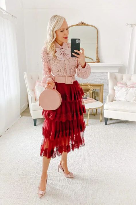 25 Christmas Outfit Ideas for Moms that are effortless and chic Christmas Outfit Ideas For Women Party, Simple Christmas Outfits, Christmas Outfit Ideas For Family, Pretty Red Dress, Church Outfit Ideas, Dress Tips, Thanksgiving Outfit Ideas, Winter Ootd, Fall Sweater Dress