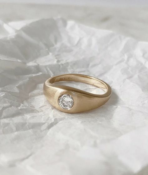 Signet Engagement Rings Women, Signet Ring With Stone, Signet Engagement Ring, Signet Ring Diamond, Signet Engagement Rings, Modern Rings, Graduation Rings, Signet Rings Women, Ring Inspo