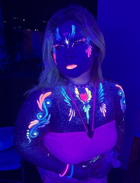 Neon Makeup Ideas Black Lights, Glow Party Face Paint, Uv Makeup Ideas, Neon Body Painting, Black Light Makeup, Edc Makeup, Euphoria Theme, Uv Face Paint, Glow Outfits