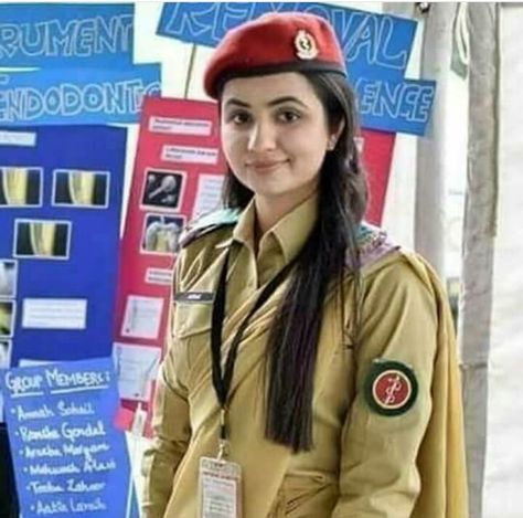 Pyari fouji behna Army Doctor Female, Ips Officers Lady, Army Doctor, Lady Doctor, Doctor Female, Pak Army Soldiers, Army Girls, Pakistan Armed Forces, Compound Wall Design