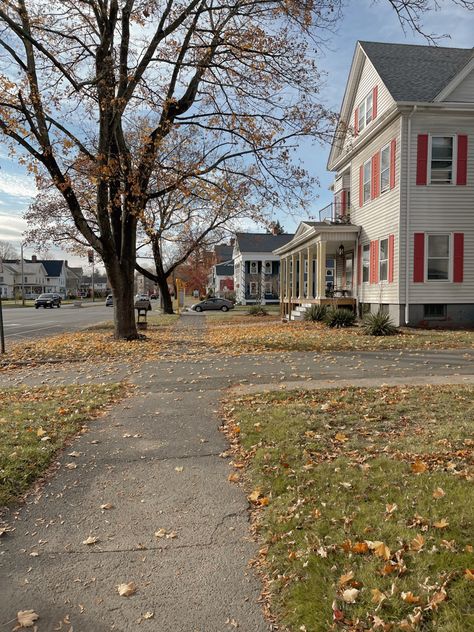 New England Neighborhood, New England Suburbs, New England Style Homes, Lake Town, Usa House, England Homes, Small Town Life, American Houses, New England Fall