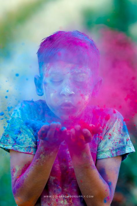 Powder Paint Photoshoot, Holi Pictures Ideas, Holi Special Photography, Holi Powder Photoshoot, Holi Festival Photography, Color Powder Photoshoot, Holi Festival Decoration, Chalk Photoshoot, Holi Couple