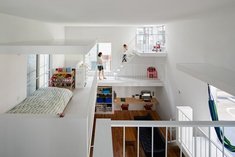 Japandi Balcony, House Mezzanine, Balcony House Second Story, Takeshi Hosaka, Split House, Balcony House, Tokyo House, House Tokyo, Inside A House