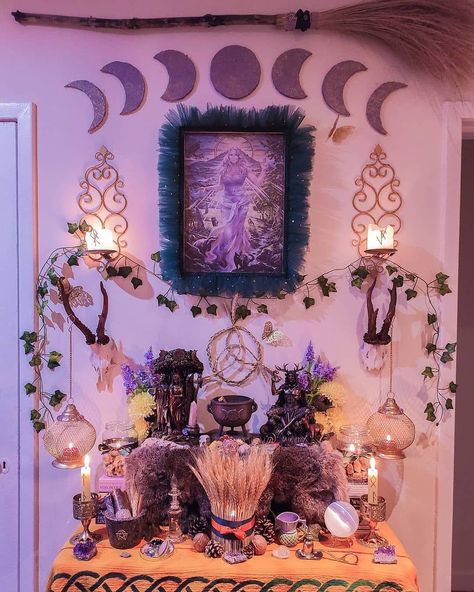 Punk Bedroom, Witchy Room, Witchcraft Altar, Witch Room, Wiccan Decor, Witch Spirituality, Witches Altar, Wiccan Altar, Pagan Altar