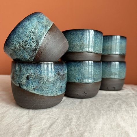 Mieke & Joost | Wheel thrown mugs, glazed with Amaco Textured Turquoise over Blue Midnight. Black clay, G&S 371. #glaze #handgemaakt #pottery #stoneware… | Instagram Amaco Midnight Run, Amaco Textured Turquoise, Wheel Thrown Mugs, Thrown Mugs, Textured Turquoise, Ceramics Pottery Mugs, Amaco Glazes, Pottery Stoneware, Beginner Pottery