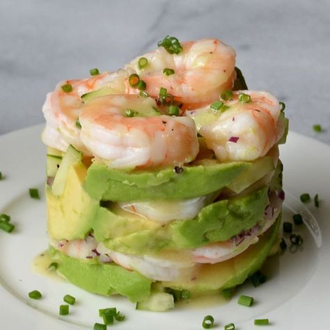 Stack Recipes, Stacked Salad, Shrimp And Avocado Salad, Shrimp And Avocado, Avocado Dessert, Beautiful Salad, Avocado Salad Recipes, Salad Recipes For Dinner, Sushi Recipes