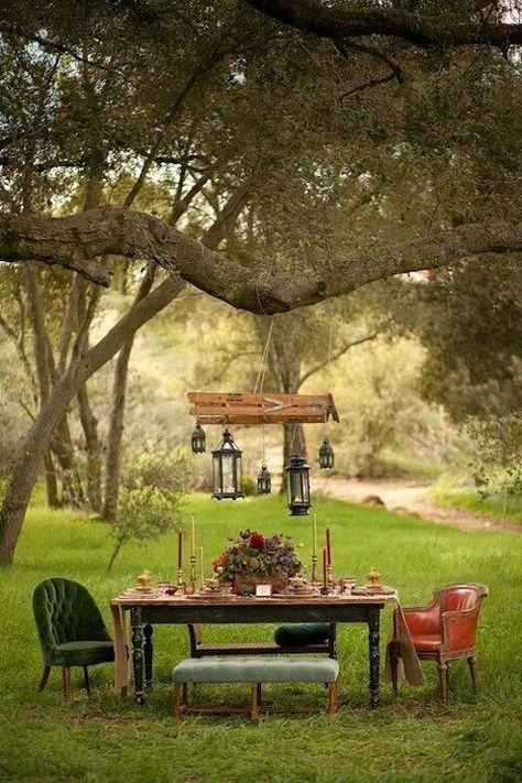 Absolutely charming! Bohemian Garden, Have Inspiration, Rustic Chic Wedding, Vintage Rentals, Al Fresco Dining, Rustic Chic, Outdoor Entertaining, Dream Garden, Picnic Table