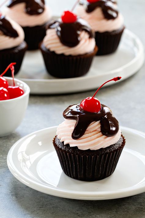 Coca-Cola Cupcakes are made with Coca-Cola mixed right in the batter. Sweet and delicious. Coca Cola Cupcakes, Coke Cupcakes, Coca Cola Recipes, Cola Recipe, Yummy Cupcakes, Chocolate Frosting, Let Them Eat Cake, Cupcake Recipes, Chocolate Recipes