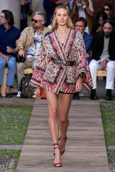 Etro Spring 2020 Ready-to-Wear collection, runway looks, beauty, models, and reviews. Random Inspiration, Milano Fashion Week, 2020 Fashion, Irina Shayk, Mini Short, Fashion Show Collection, Fashion 2020, Looks Style, Print Pattern