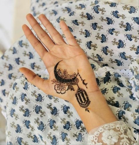 Moon Mehandi Designs Simple, Moon Mehendi Designs Front Hand, Chand Mehendi Designs For Eid, Minimal Mehendi Designs Aesthetic, Moon Mehandi Designs, Minimal Aesthetic Mehndi Designs, Moon Mehendi Designs, Ramzan Mehndi Design, Chand Raat