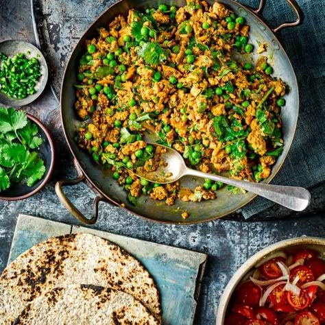 Turkey kheema matar (mince and peas curry) with tomato salad Turkey Keema, Keema Curry Recipe, Guacamole Dip Recipes, Keema Curry, Meatball Sandwiches, Easy Guacamole Recipe, Turkey Mince Recipes, Turkey Curry, Turkey Meatball