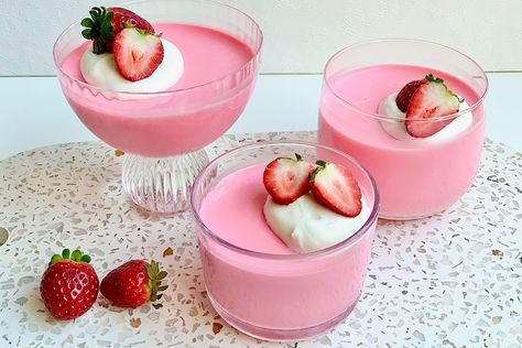 Easy Panna Cotta Recipe, Panna Cotta Tart, Honeycomb Recipe, Strawberry Panna Cotta, 2 Ingredient Desserts, Baking Scones, Peppermint Crisp, Impossible Pie, 3 Ingredient Desserts