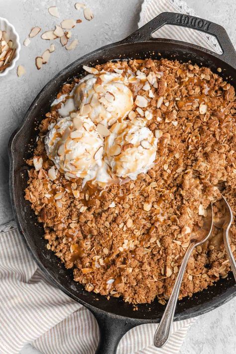 Maple Cardamom Apple Crisp - Food Duchess Apple Cardamom, Cardamom Recipe, Mcintosh Apples, Recipetin Eats, Fruit Filling, Apple Filling, Crisp Recipe, Apple Crumble, Granny Smith Apples