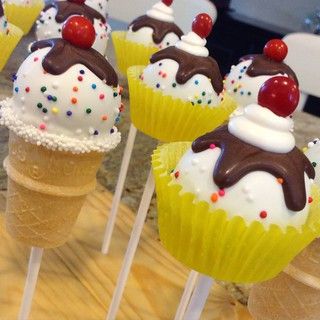 Sundae Cake, Ice Cream Cone Cake Pops, Fun Cake Pops, Ice Cream Cake Pops, Cake Ball Recipes, Cake Pop Decorating, Pop Cupcakes, Cupcake Cake Designs, Cake Pop Recipe