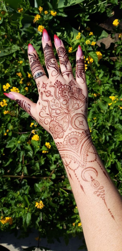 Temp Tattoo Ideas, Henna Design Traditional, Healing Henna Designs, Henna Space Designs, Henna Designs Non Traditional, Moth Henna Designs, Creepy Henna Designs, Henna Big Designs, Trippy Henna Designs