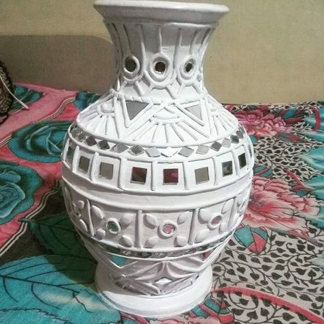 Lippon Art, Lipan Art, Pot Making, Kindergarten Songs, Mosaic Vase, Painted Pots Diy, Lippan Art, Mirror Crafts, Diy Glass Bottle Crafts