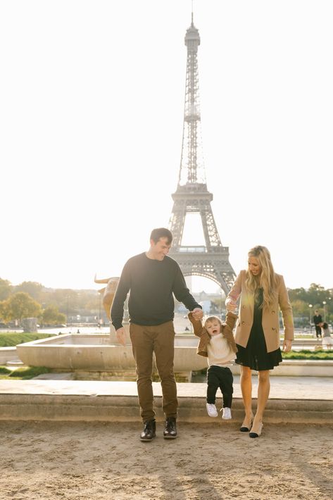 Family Travelling Aesthetic, French Family Photos, Family Paris Photography, Family Pictures In Paris, Paris Family Photo Shoot Winter, Family Photoshoot In Paris, Travel Family Aesthetic, Family Photos In Paris, Paris Family Photos