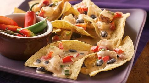 Liven up the party—or at least the appetizer table—with nachos topped in a spicy, bubbly mix of chicken, cheese, black beans and more. Serve it straight from the slow cooker. Slow Cooker Spicy Chicken, Bean Pot Recipes, Chicken Nachos Recipe, Slow Cooker Appetizers, Southwest Chicken, Chicken Nachos, Bean Pot, Nachos Recipe, Cheese Dip