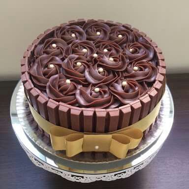 Chocolate Kit Kat Cake, Kitkat Cake, Kit Kat Cake, Chocolate Truffle Cake, Chocolate Cake Designs, Simple Cake Designs, Valentines Day Cakes, Big Cakes, Cake Truffles